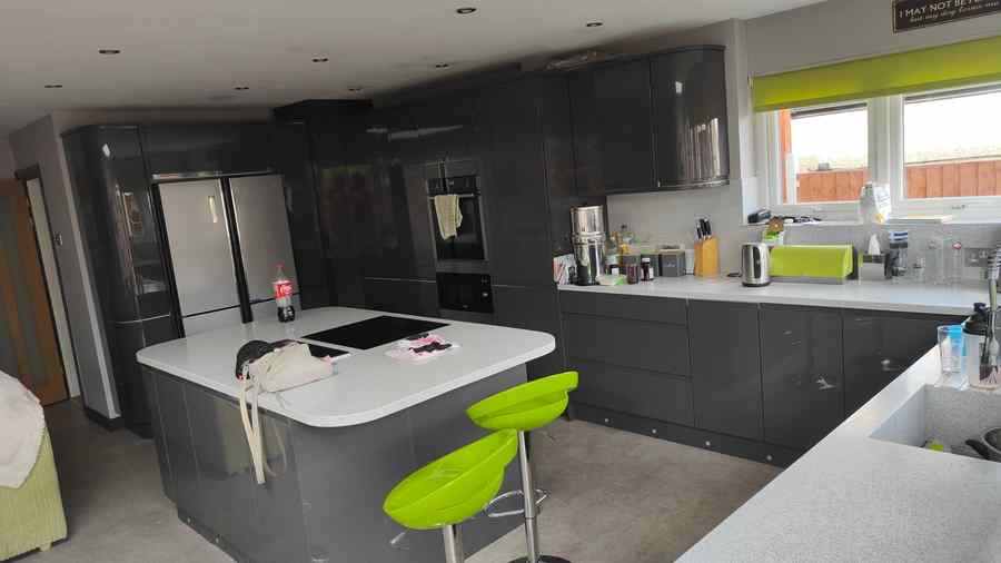 High-gloss graphite kitchen