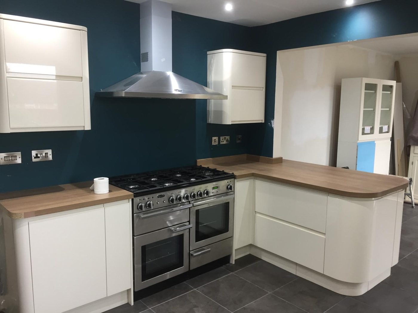 Gloss kitchen with range cooker